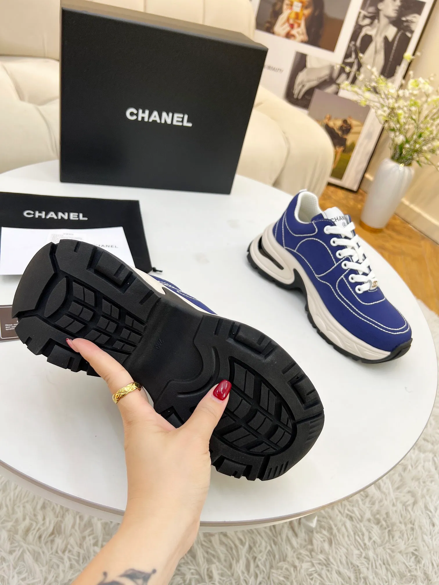 👟👟Ex-factory price 500👟👟 Cloth CHANEL 25C new casual shoes for early spring vacation. A pair of comfortable shoes can reduce the fatigue on your feet. The new style is very versatile, whether it is daily wear or a sister party. It can be easily used for commuting in the workplace, outdoor sports and various occasions. It can increase the height, straighten the legs, modify the shape of the feet, is comfortable and comfortable without rubbing the feet, and has good breathability. It can also be worn in summer. Office workers can also easily own it when wearing it. The fabric is pebbled cowhide + plaid pad to show off sheepskin. The original open-molded rubber foam outsole! size: 35-40 (41 customized, non-refundable and non-exchangeable)